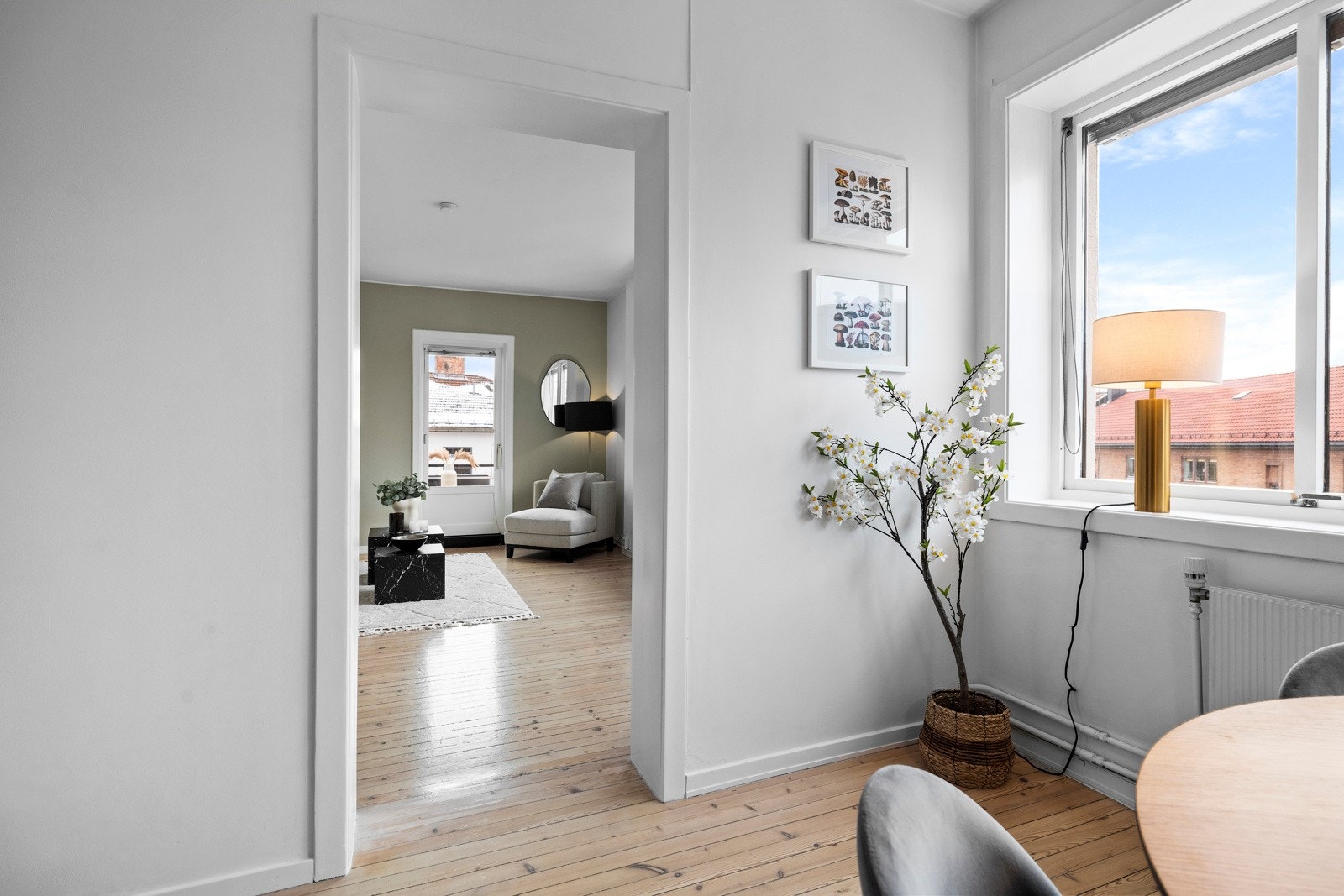 - Luftig og behagelig leilighet med gjennomgånde planløsning - Galleribilde