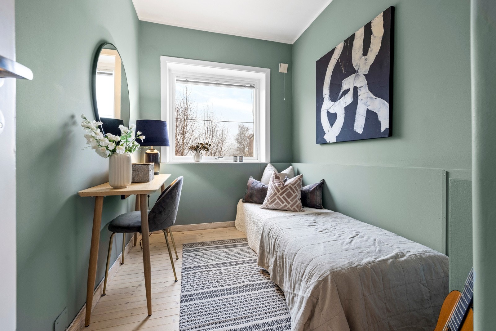 - Soverom II er også av god størrelse og fungerer perfekt som barnerom / gjesterom / hjemmekontor - Galleribilde