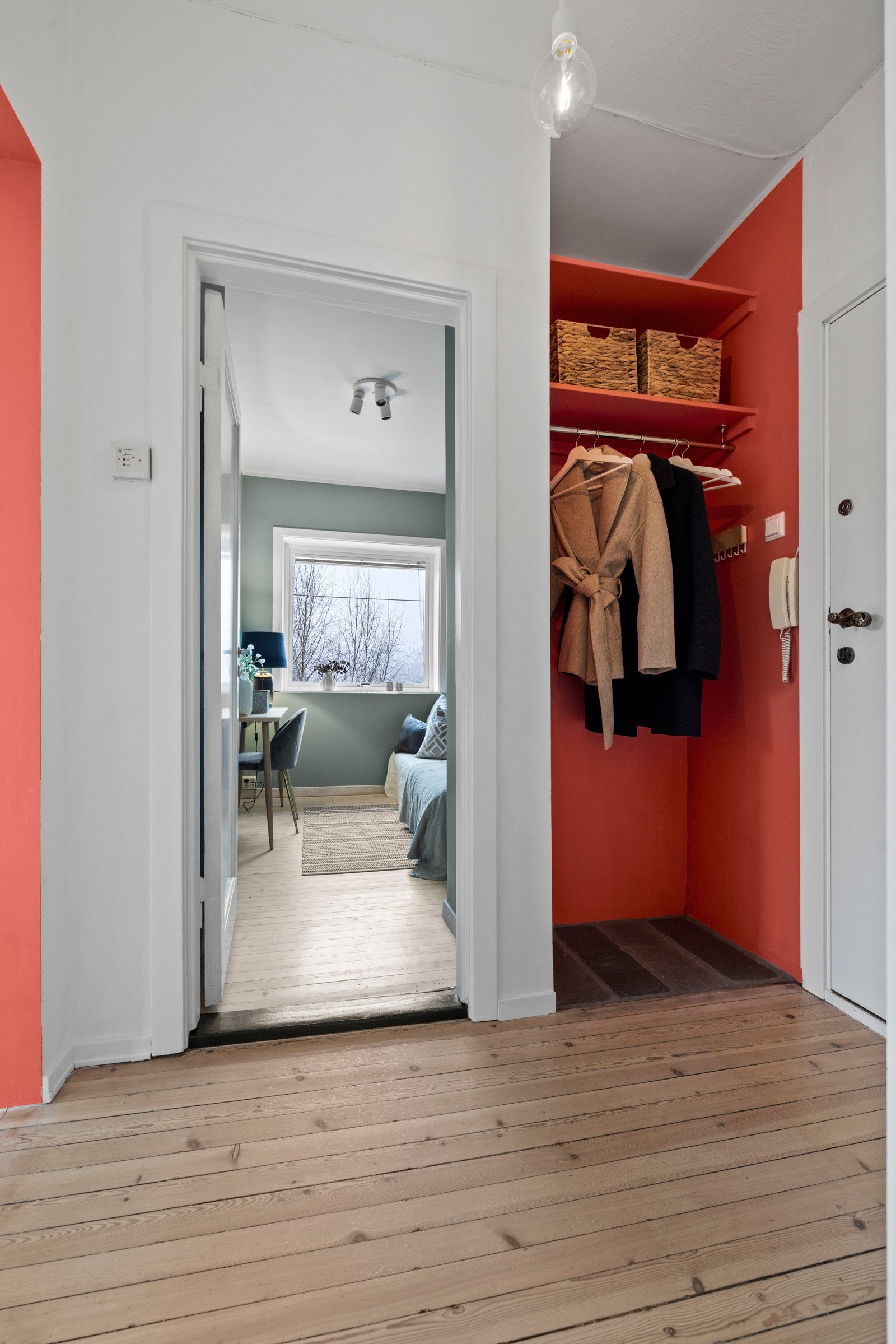 - Nisje til ytterklær og sko i entreen - Galleribilde