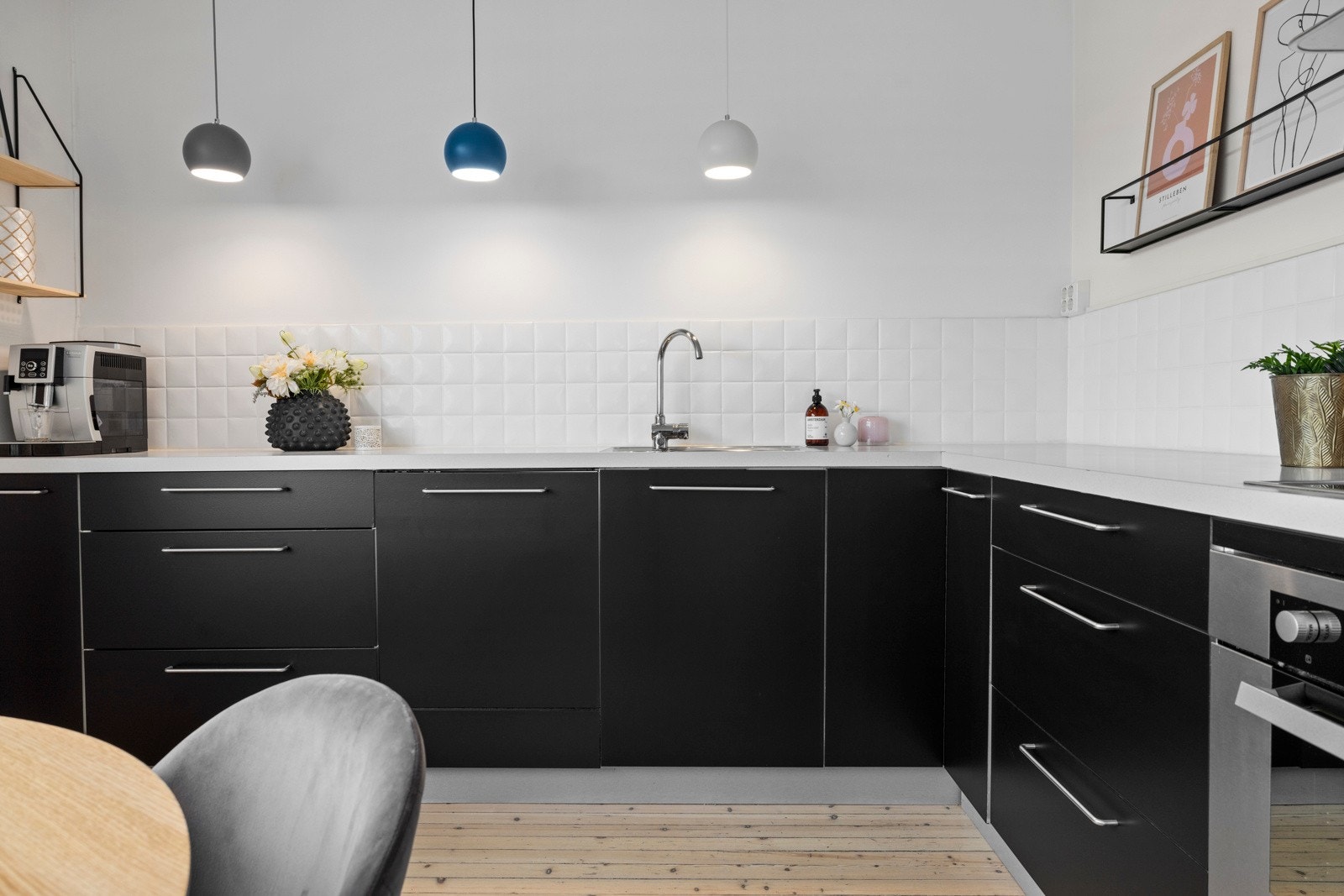 - Pent kjøkken med glatte fronter og benkeplate i laminat. Nedfelt vaskekum for enklere rengjøring - Galleribilde