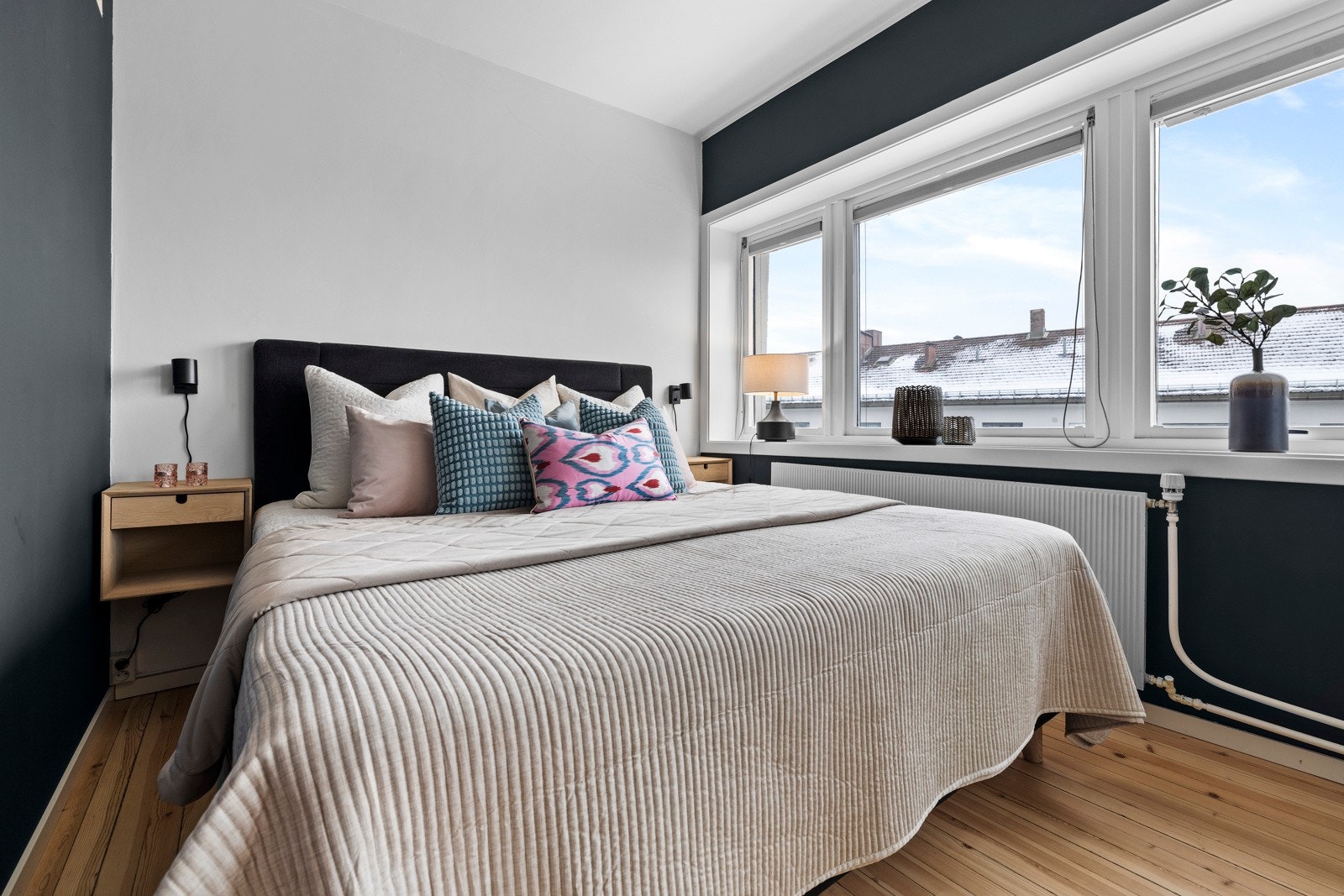 - Hovedsoverom med store vindusflater - Galleribilde