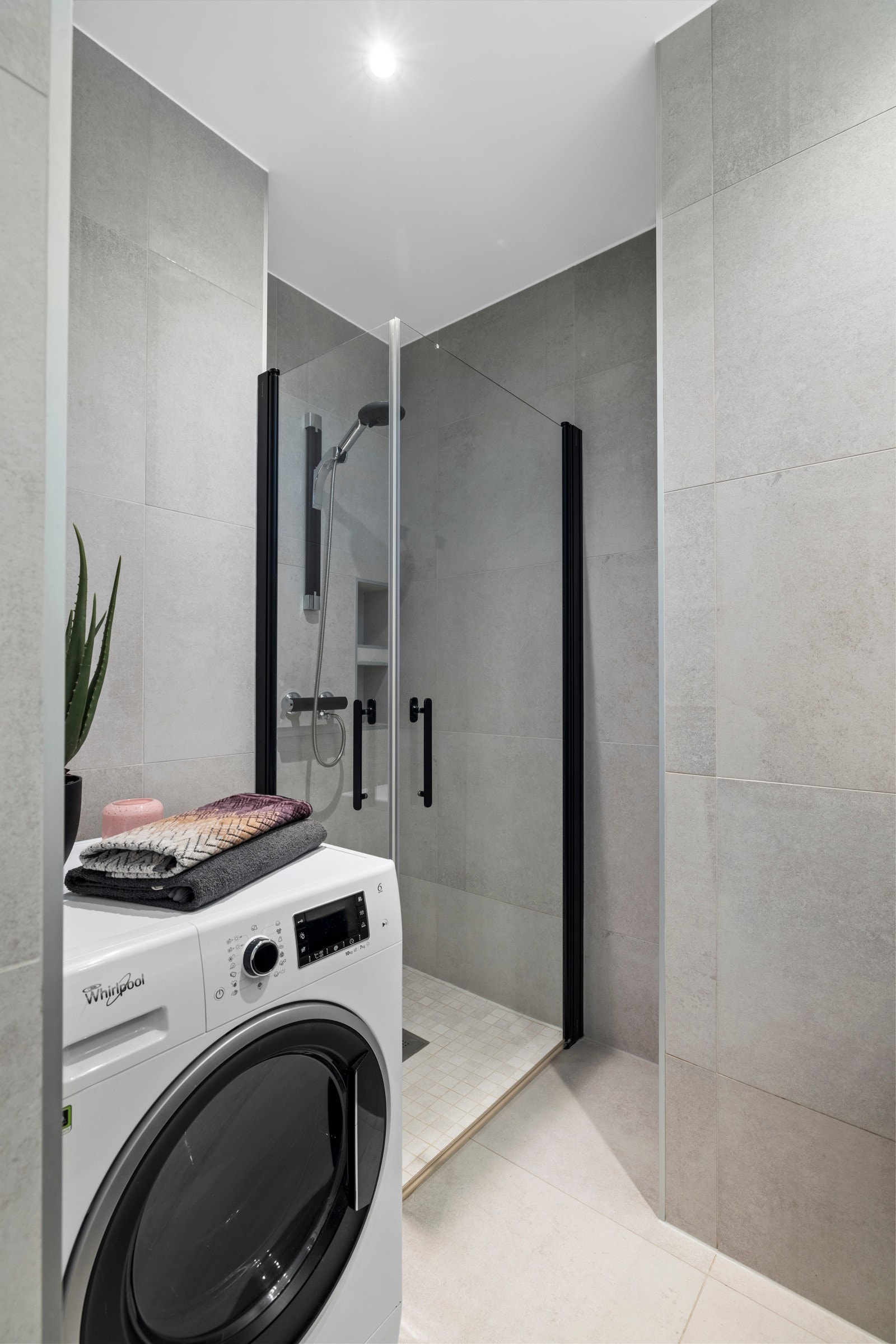 - Vegghengte dusjdører i glass. Opplegg for vaskemaskin - Galleribilde