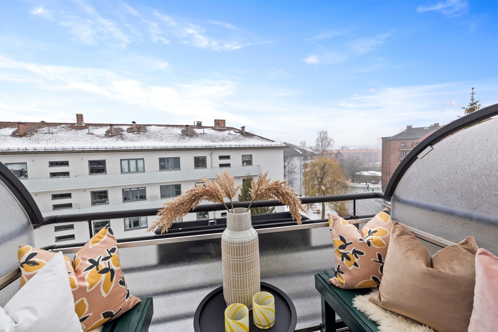 - Solrik balkong på ca. 2,5 kvm med flott utsyn mot Torshov og Akerselva - Galleribilde