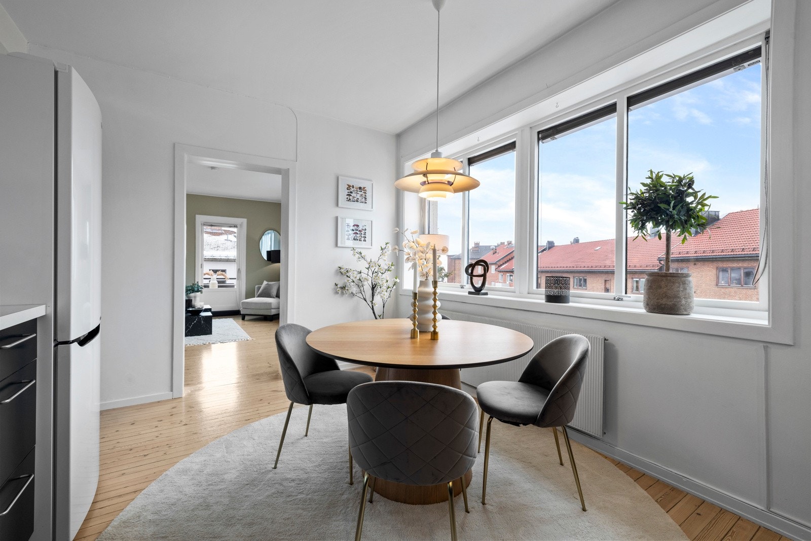 - Store vindusflater gir leiligheten en lys og romslig atmosfære - Galleribilde