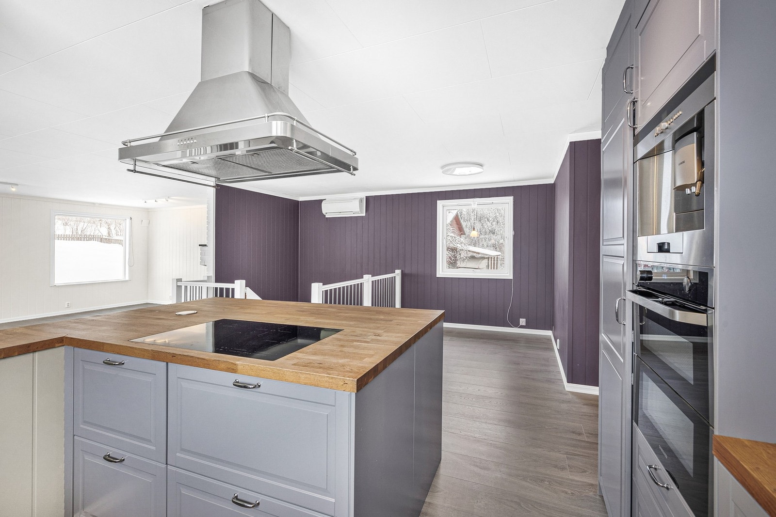 Integrert hvitevarer som induksjonstopp, stekeovn, kaffemaskin, oppvaskmaskin og kjøleskap. Galleribilde