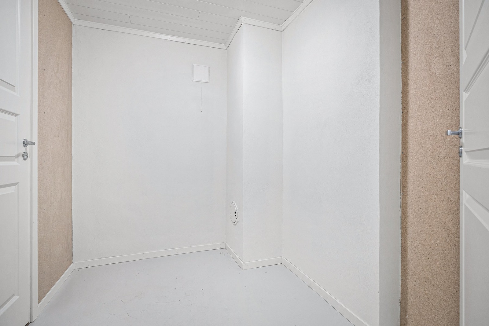 Det er god lagringsplass med flere boder i u.etg. Galleribilde