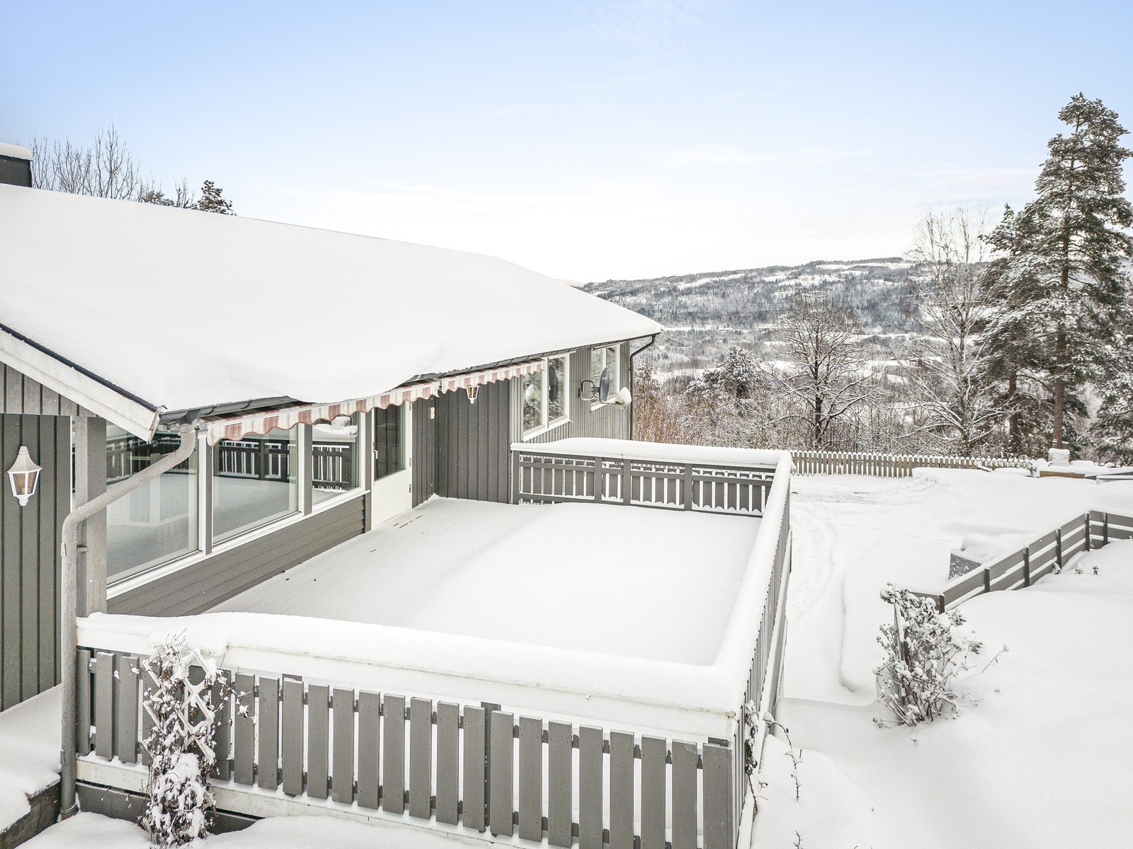Boligen kan by på sydvendt terrasse på ca. 35 kvm og stor hage med god plass til lek og aktivitet. Galleribilde
