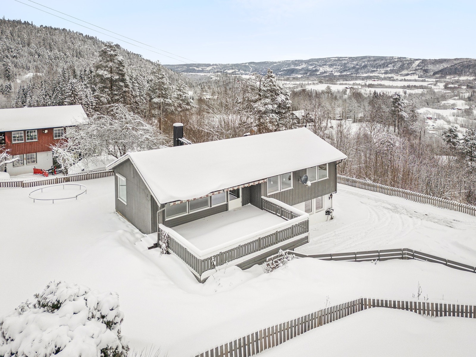 Eiendommen har gode solforhold og flott utsikt nedover Lierdalen. Galleribilde