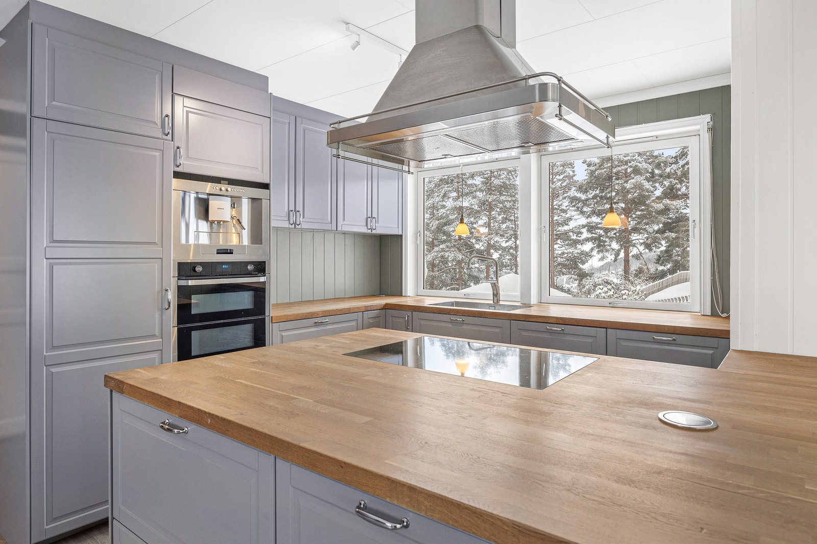 Kjøkkenet har med mye skap og benkeplass. Heltre benkeplate. Galleribilde