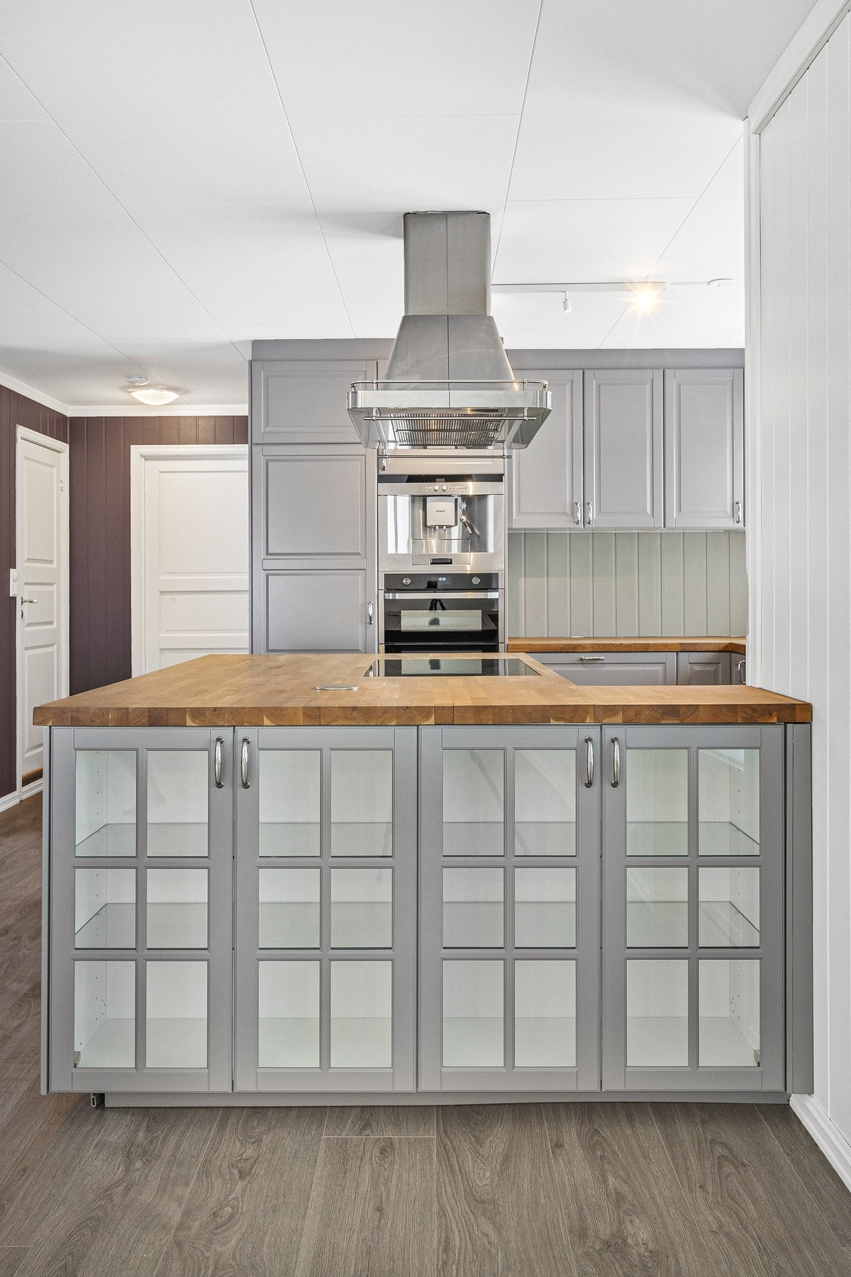 Praktisk halvøy med oppbevaring på begge sider. Galleribilde