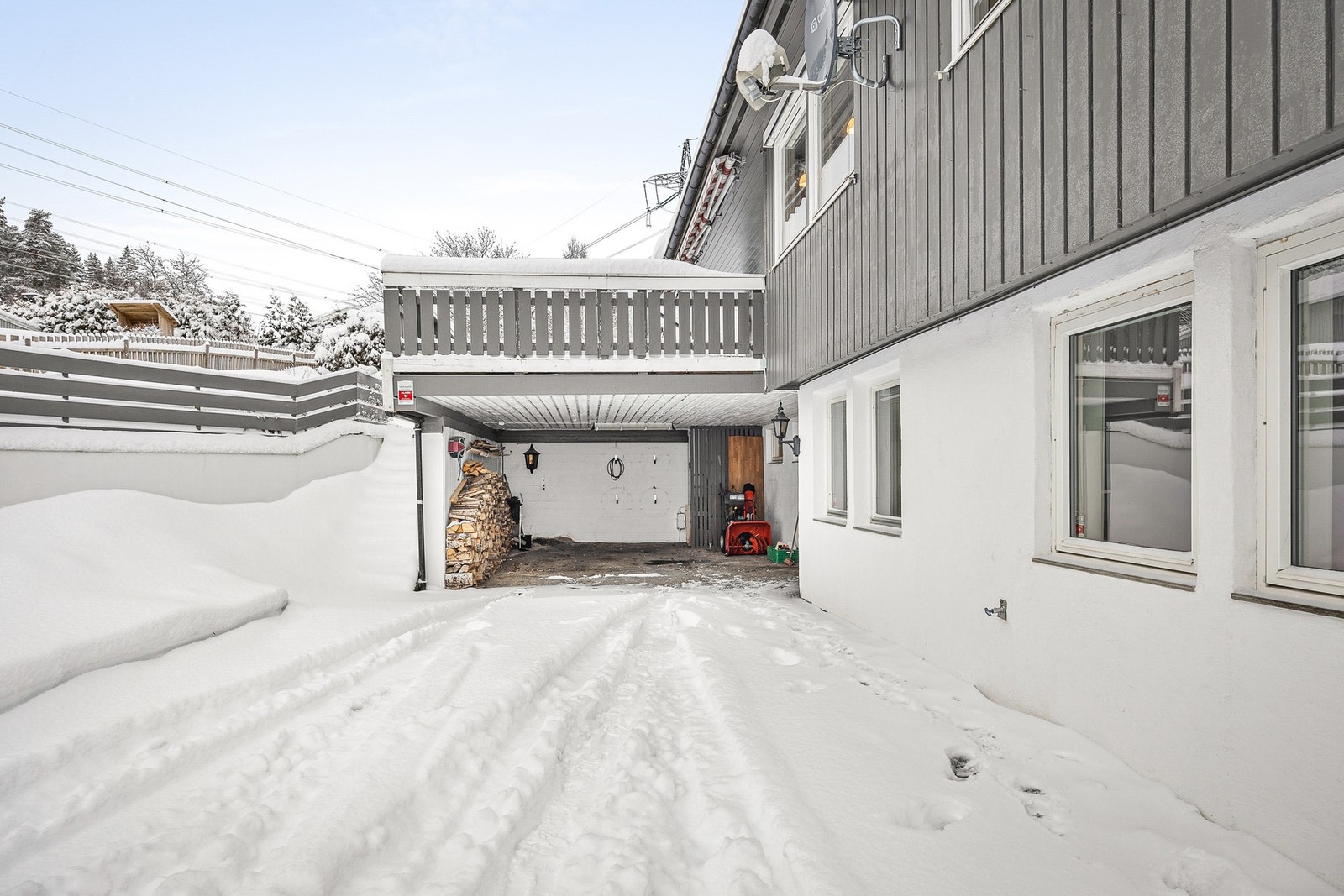 Parkering i carport og på egen tomt. Galleribilde