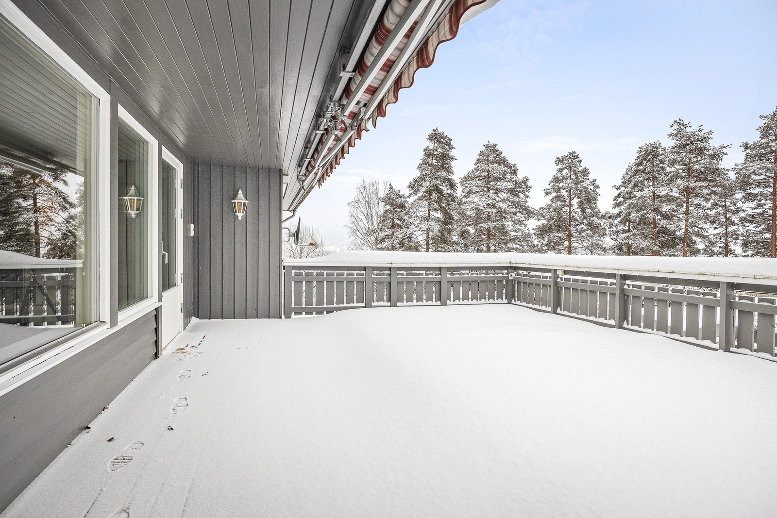 Fra stue og kjøkken kommer du ut til en sydvendt og solrik terrasse på ca. 35 kvm. Galleribilde