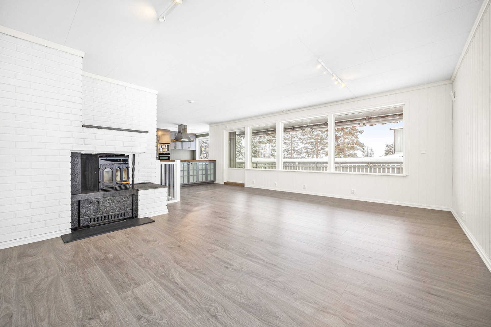 Store vinduer langs hele ytterveggen gir svært godt lysinnslipp og god romfølelse. Galleribilde