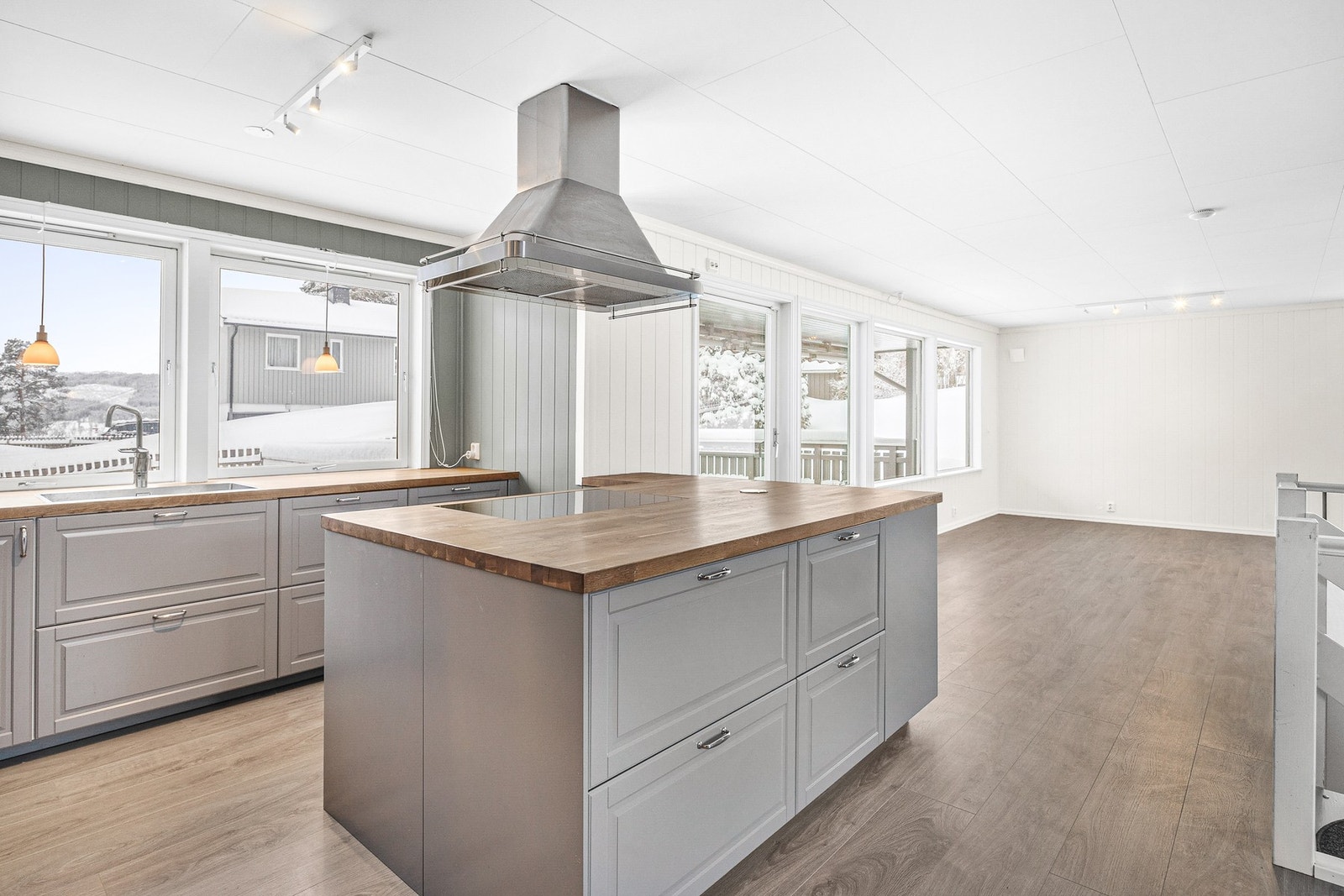 Fin ventilatorhette med avtrekk ut. Galleribilde