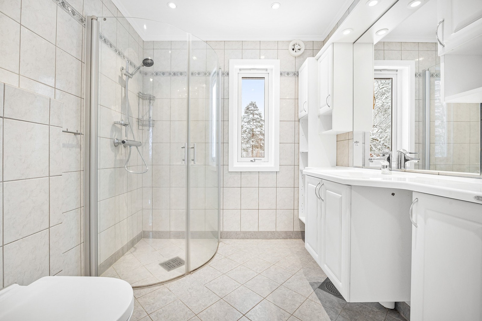 Lyst, flislagt baderom fra ca. 2005. Galleribilde