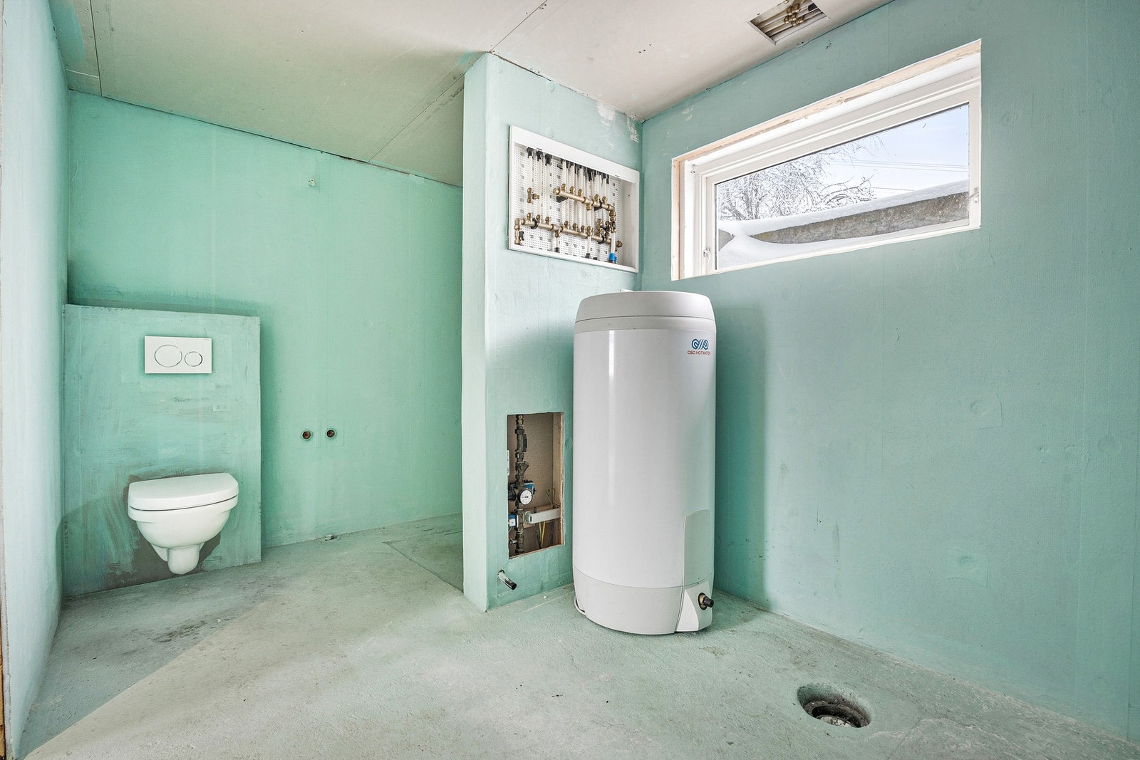 Toalettrom/påbegynt bad med vegghengt toalett, varmtvannsbereder på 194 liter. Klargjort for etablering av dusj. Rommet ble påbegynt i 2021, og vil ikke bli ferdigstilt før salg. Galleribilde