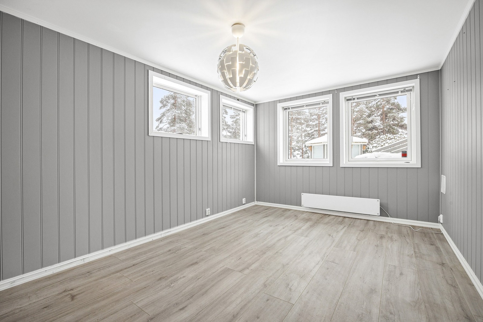 Innredet som soverom, men er godkjent som garasje. Det er ikke søkt bruksendring og godkjenning hos kommunen. Galleribilde