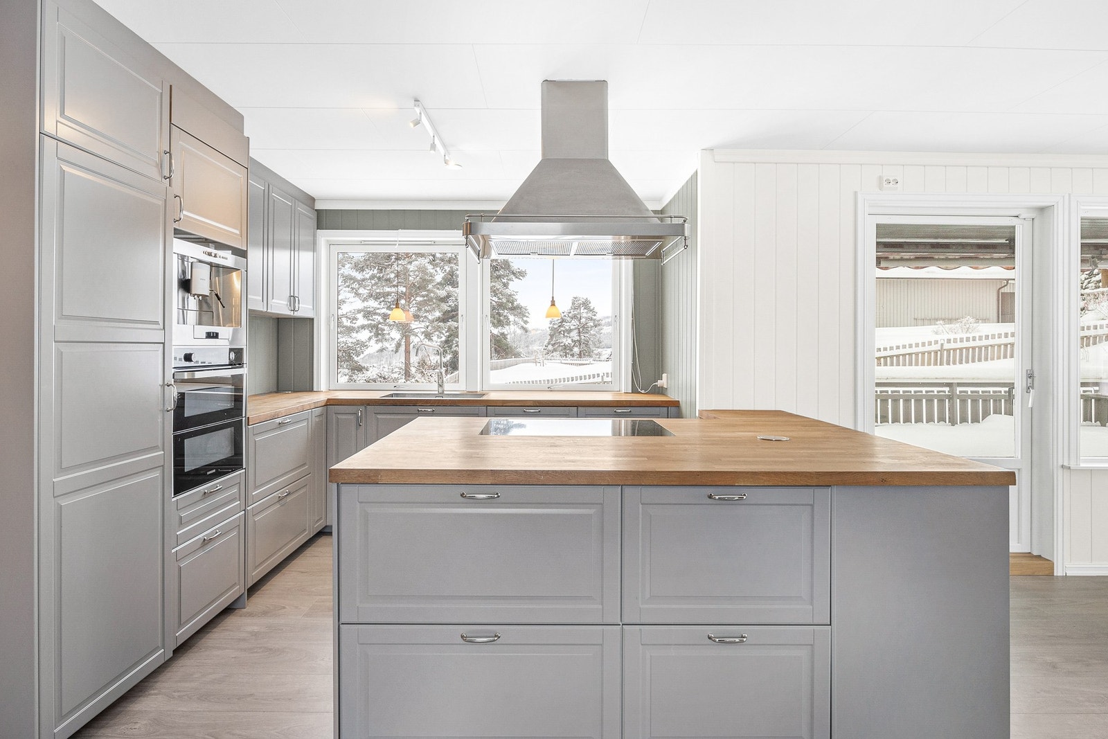 Flott og klassisk kjøkken i åpen løsning med stuen. Galleribilde