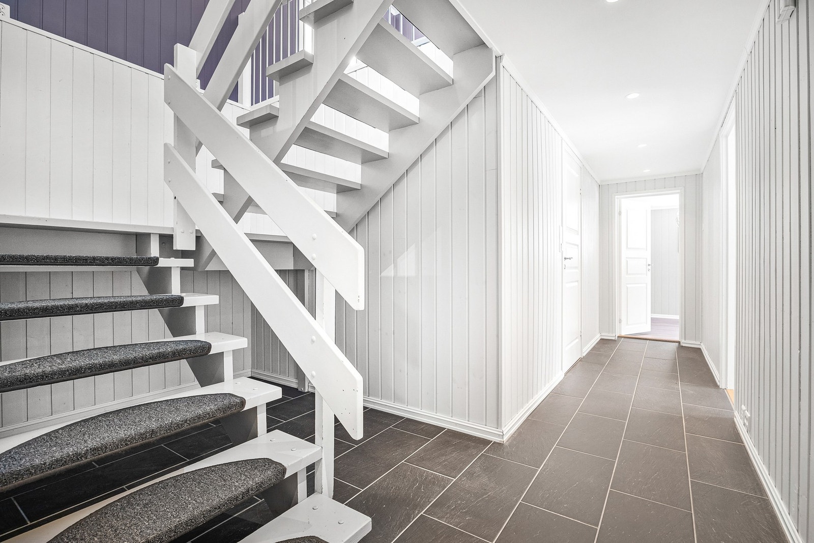 Trappegang med flislagt gulv. Galleribilde