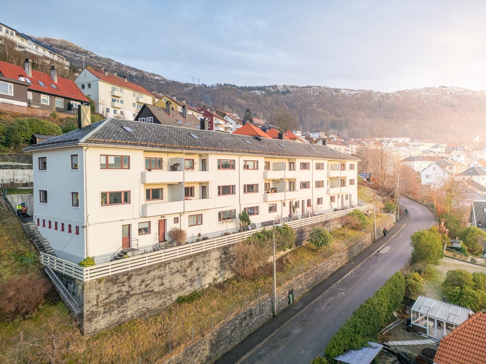 Her kan du nyte svært gode sol- og utsiktsforhold, samtidig som du har kort vei til alt du måtte trenge i hverdagen. Galleribilde