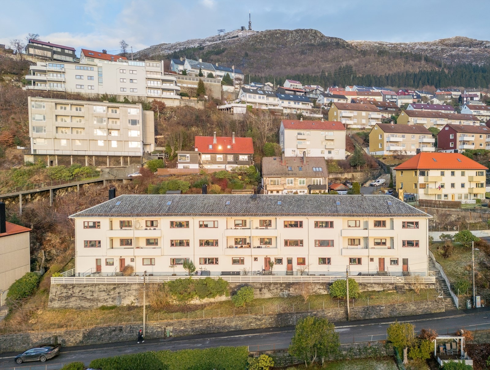 Vognstølen er en av de mest attraktive adressene på Landås og kombinerer idylliske omgivelser med nærhet til byens fasiliteter. Galleribilde