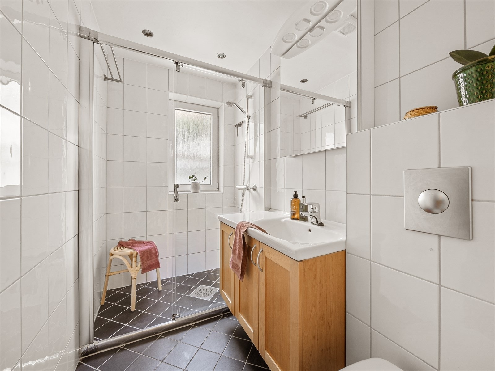 Badet er helfliset og av romslig størrelse, med en funksjonell utforming. Galleribilde