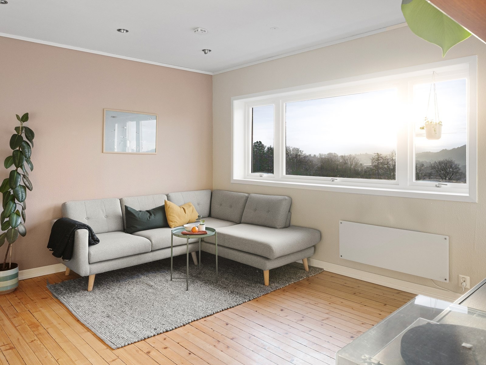 Fra stuen kan man nyte en flott utsikt over Bergen by og det majestetiske Løvstakken, som gir en vakker bakgrunn både dag og kveld. Galleribilde