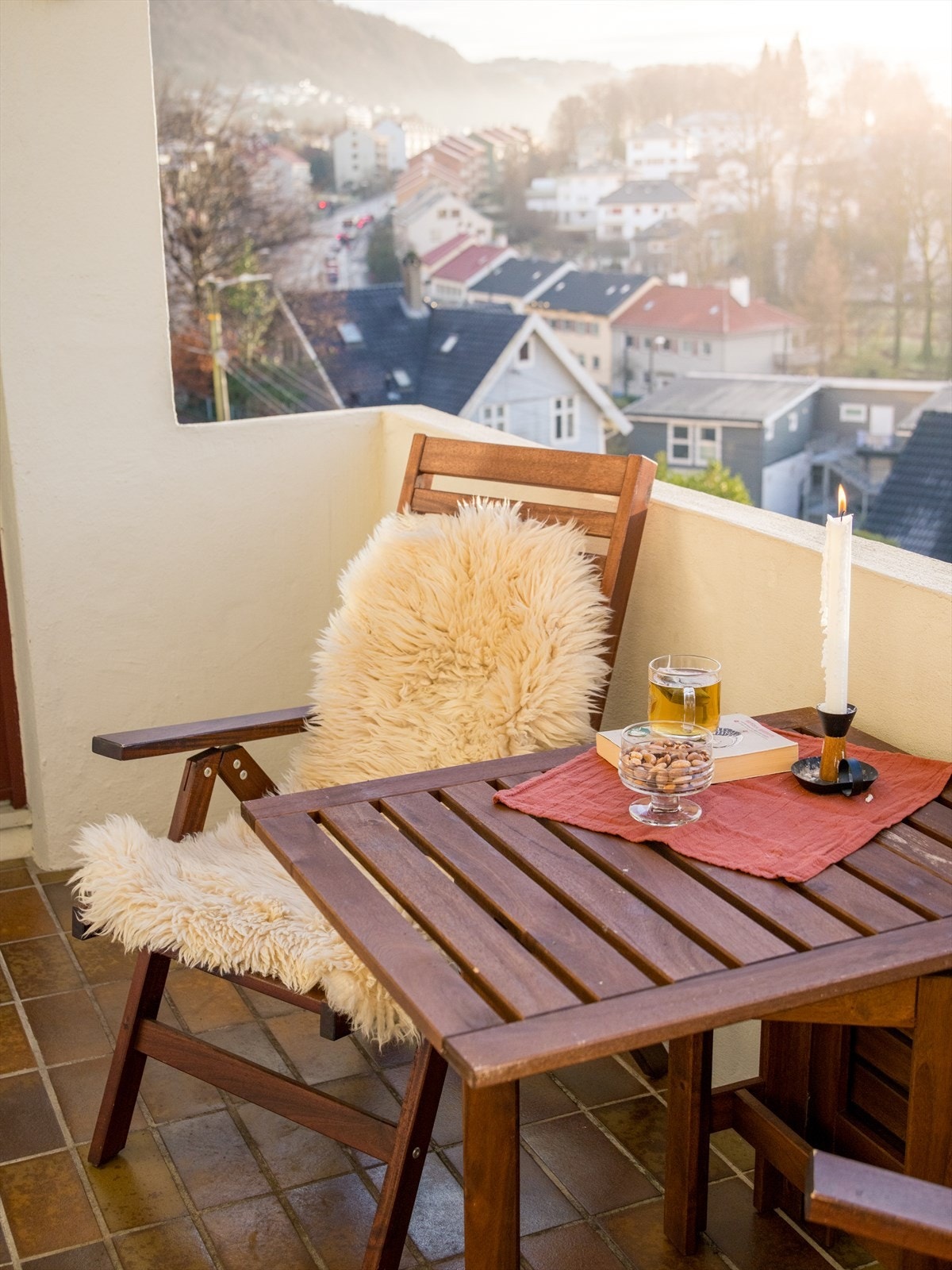 Balkongen byr på gode solforhold og en hyggelig uteplass hvor man kan nyte varme dager og lange sommerkvelder. Galleribilde