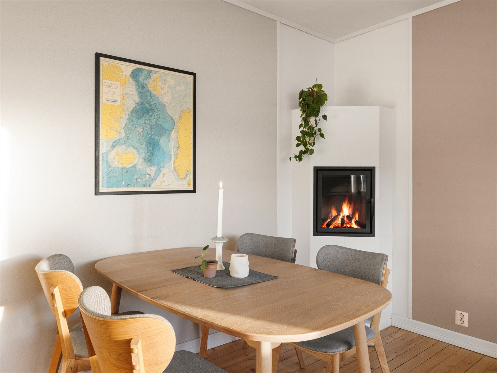 På kjølige dager gir peisovnen en lun og koselig stemning, perfekt for kalde vinterskvelder. Galleribilde