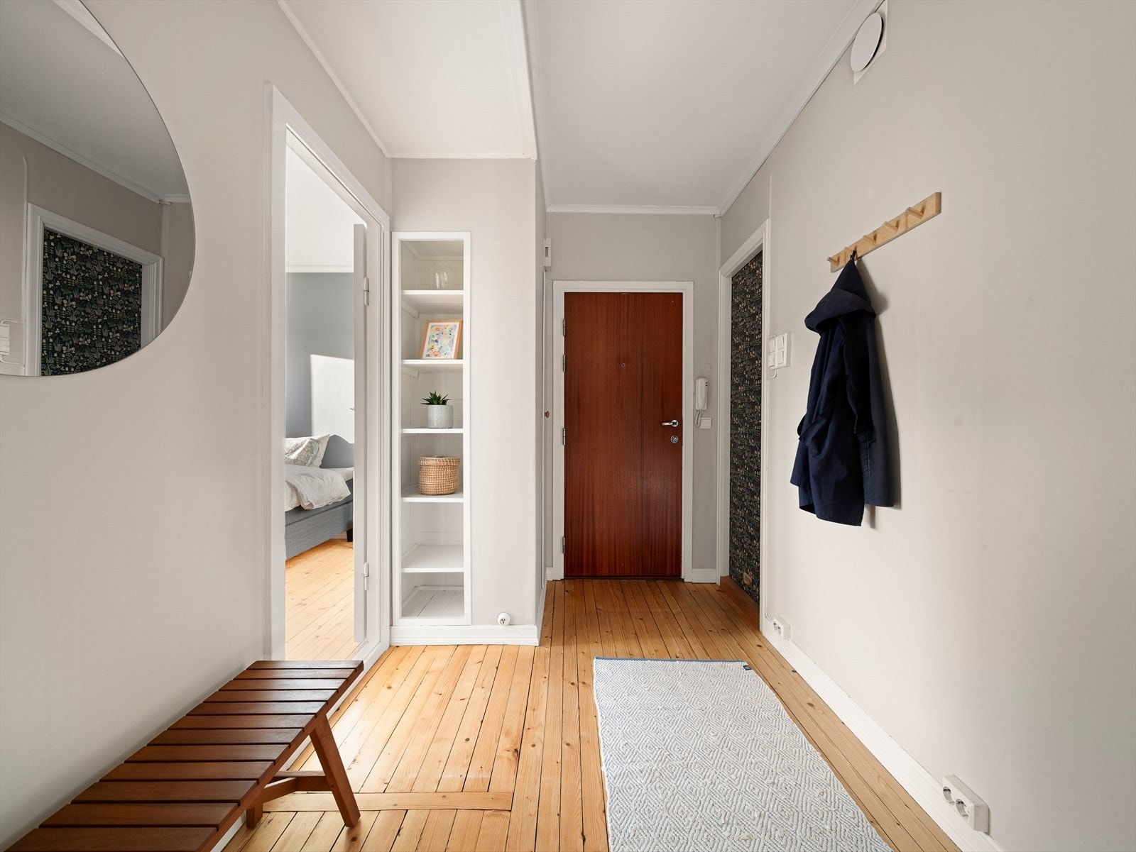 Entréen er innbydende og romslig, med god plass til å henge fra seg yttertøy og sette fra seg sko. Galleribilde