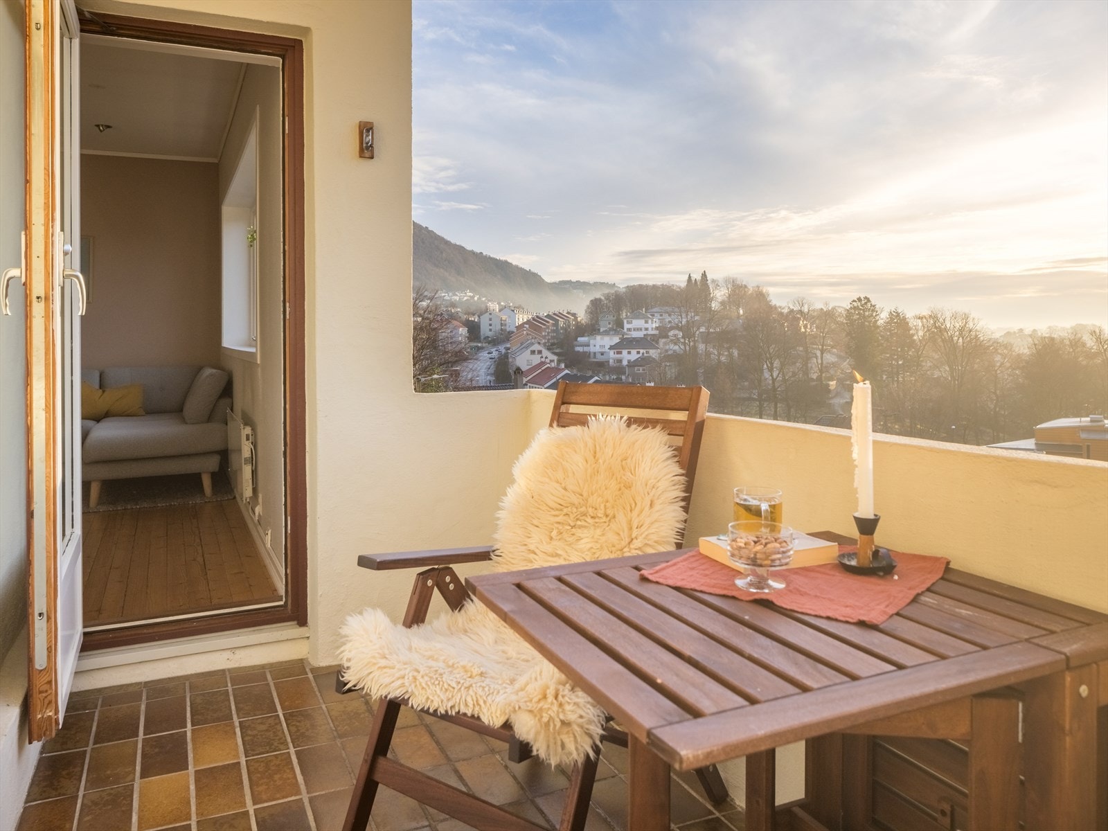 Fra stuen er det utgang til en vestvendt balkong. Galleribilde