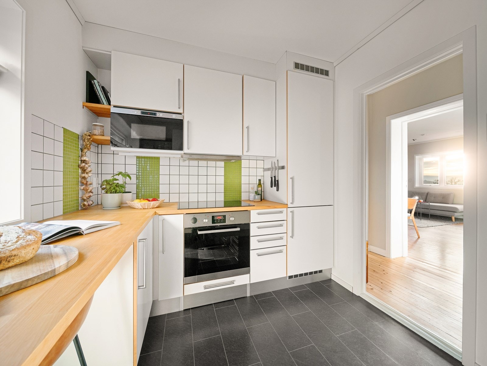 Kjøkkenet er romslig og funksjonelt med både rikelig benke- og skapplass Galleribilde