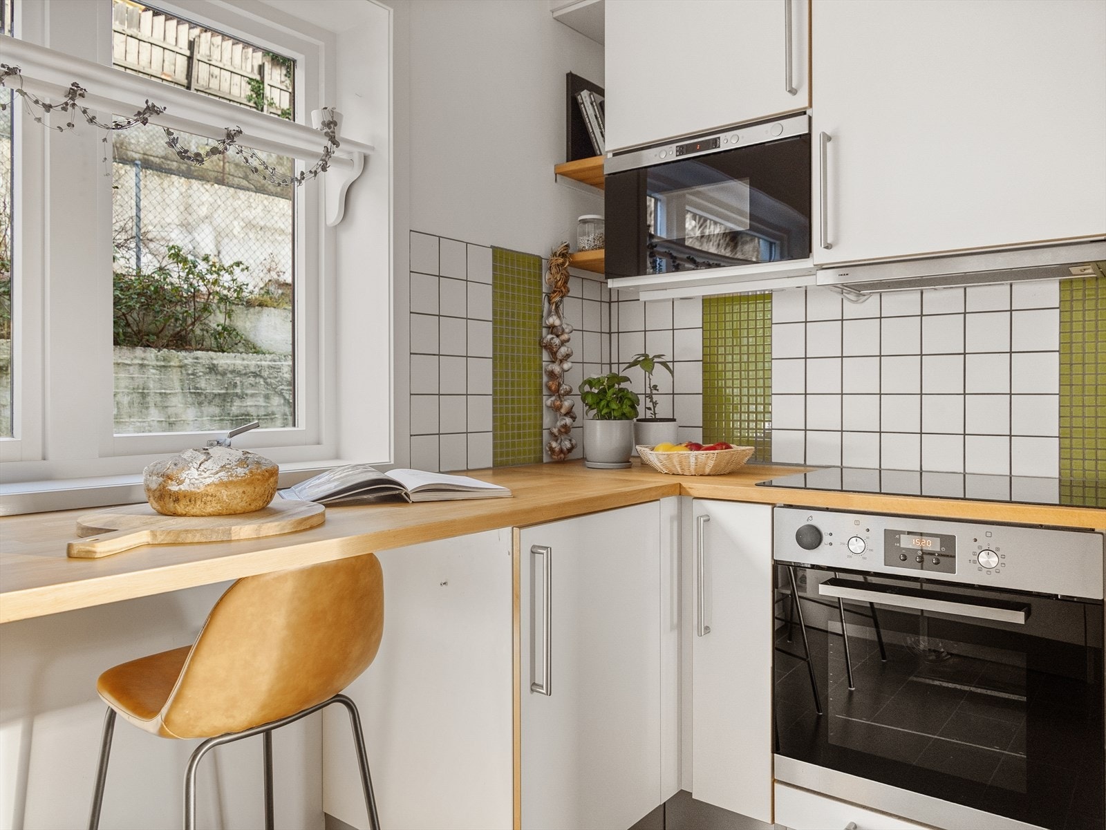 Over benkeplaten er det lagt mosaikkfliser, som både er dekorative og praktiske. Galleribilde