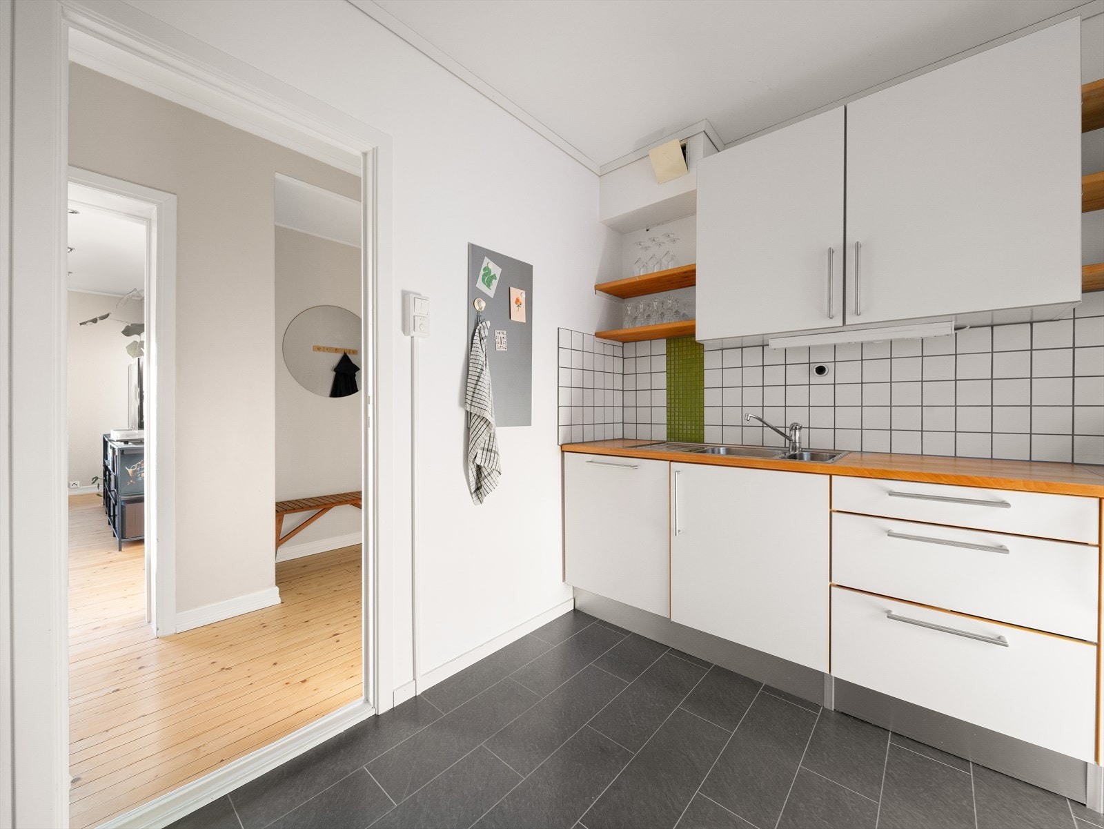 HTH-innredningen har tidløse, hvite slette fronter, kombinert med en heltre benkeplate. Galleribilde