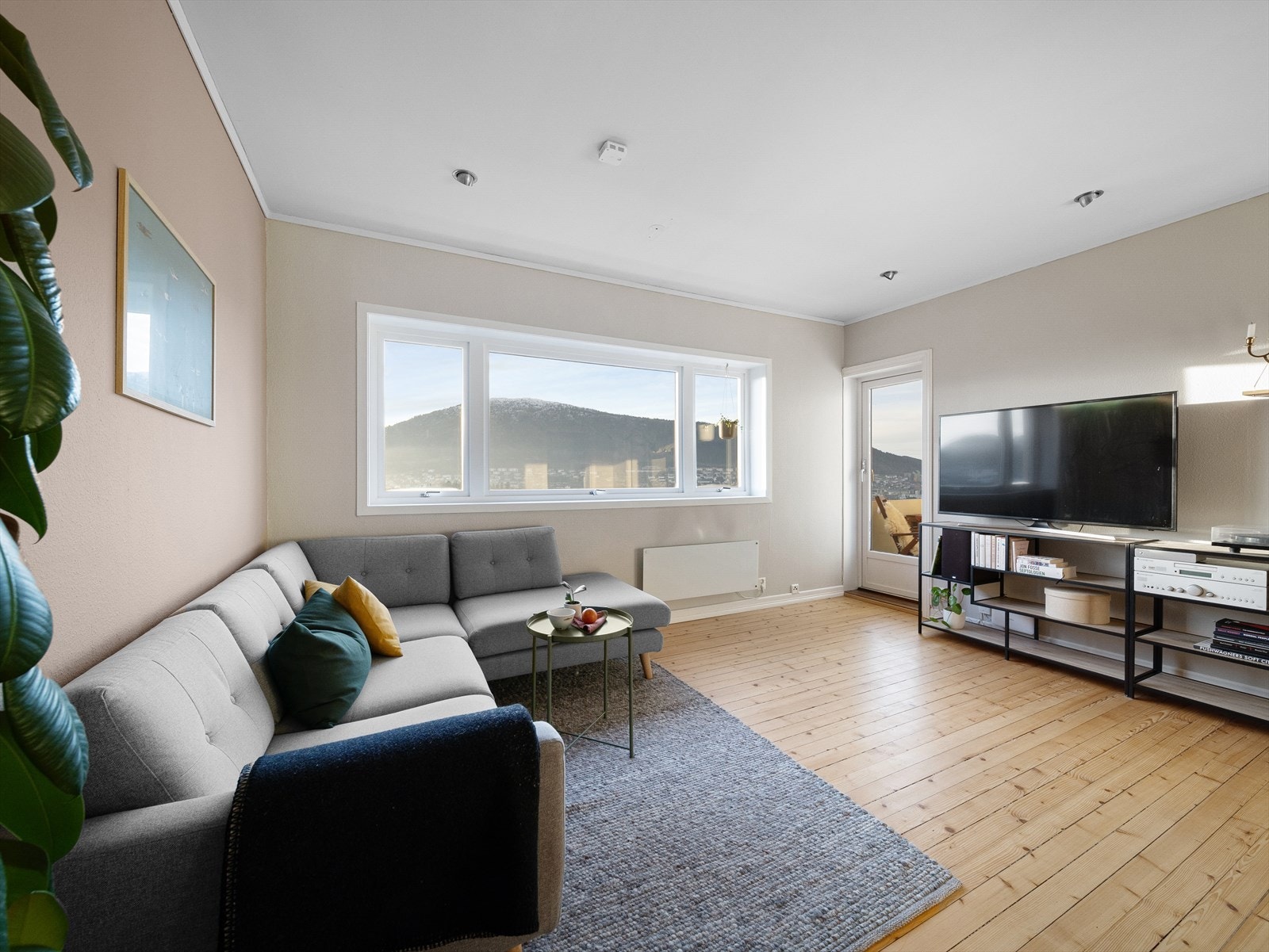 De store vindusflatene slipper inn rikelig med naturlig lys, noe som skaper en lys og luftig atmosfære. Galleribilde