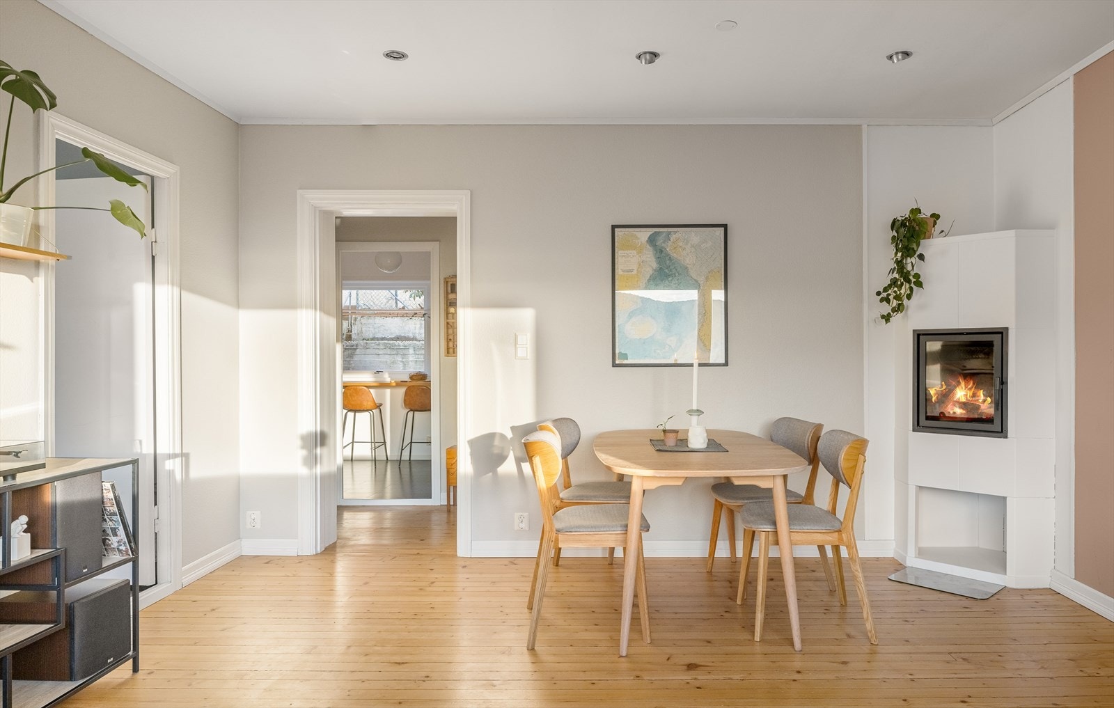 Den romslige stuen er et naturlig samlingspunkt i boligen, med god plass til både sofagruppe, TV-møblement, stuebord og spisebord. Galleribilde