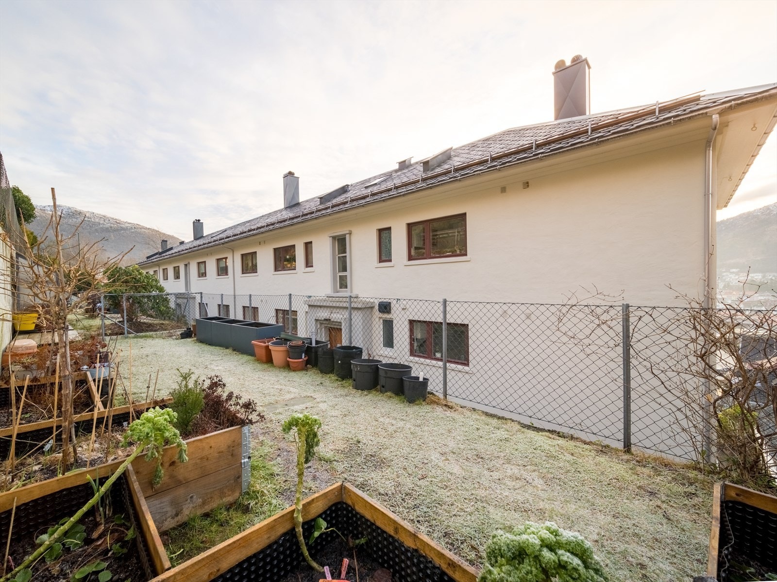 Fin felles uteplass på baksiden der det er muligheter for dyrking av grønnsaker. Galleribilde