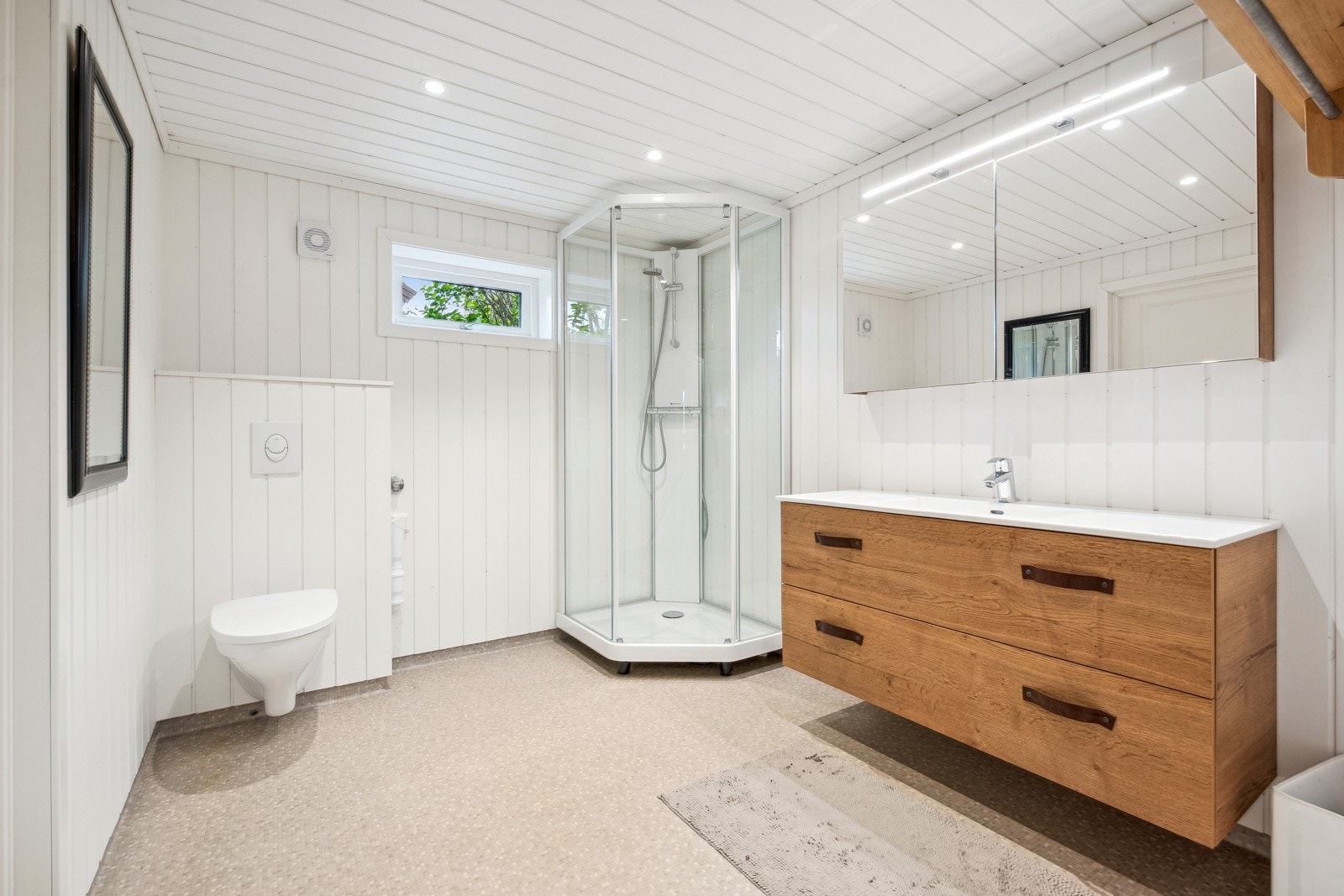 Baderom i underetasjen. Her er det opplegg for vaskemaskin Galleribilde