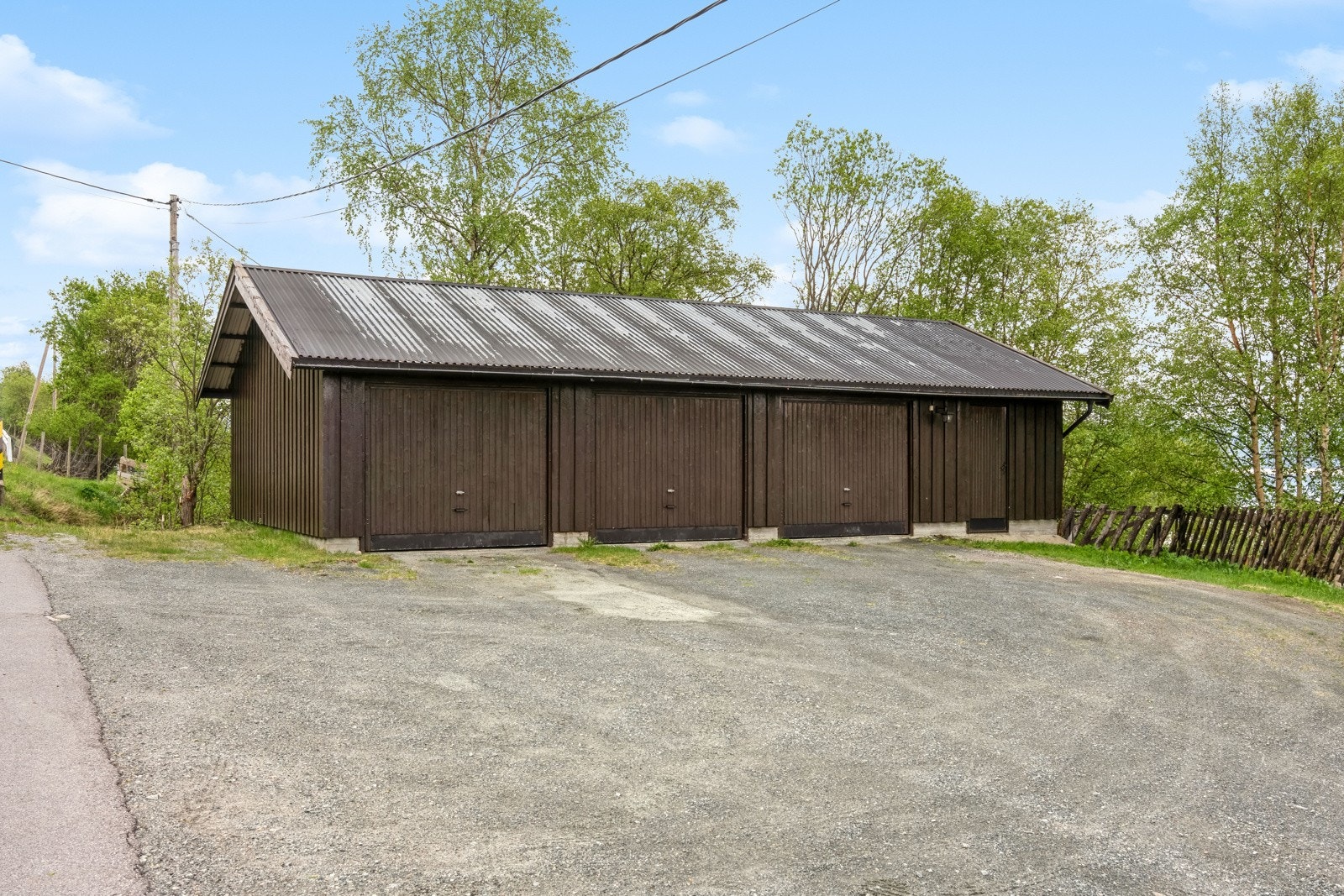 Trippel garasje med bod ved hovedveien Galleribilde
