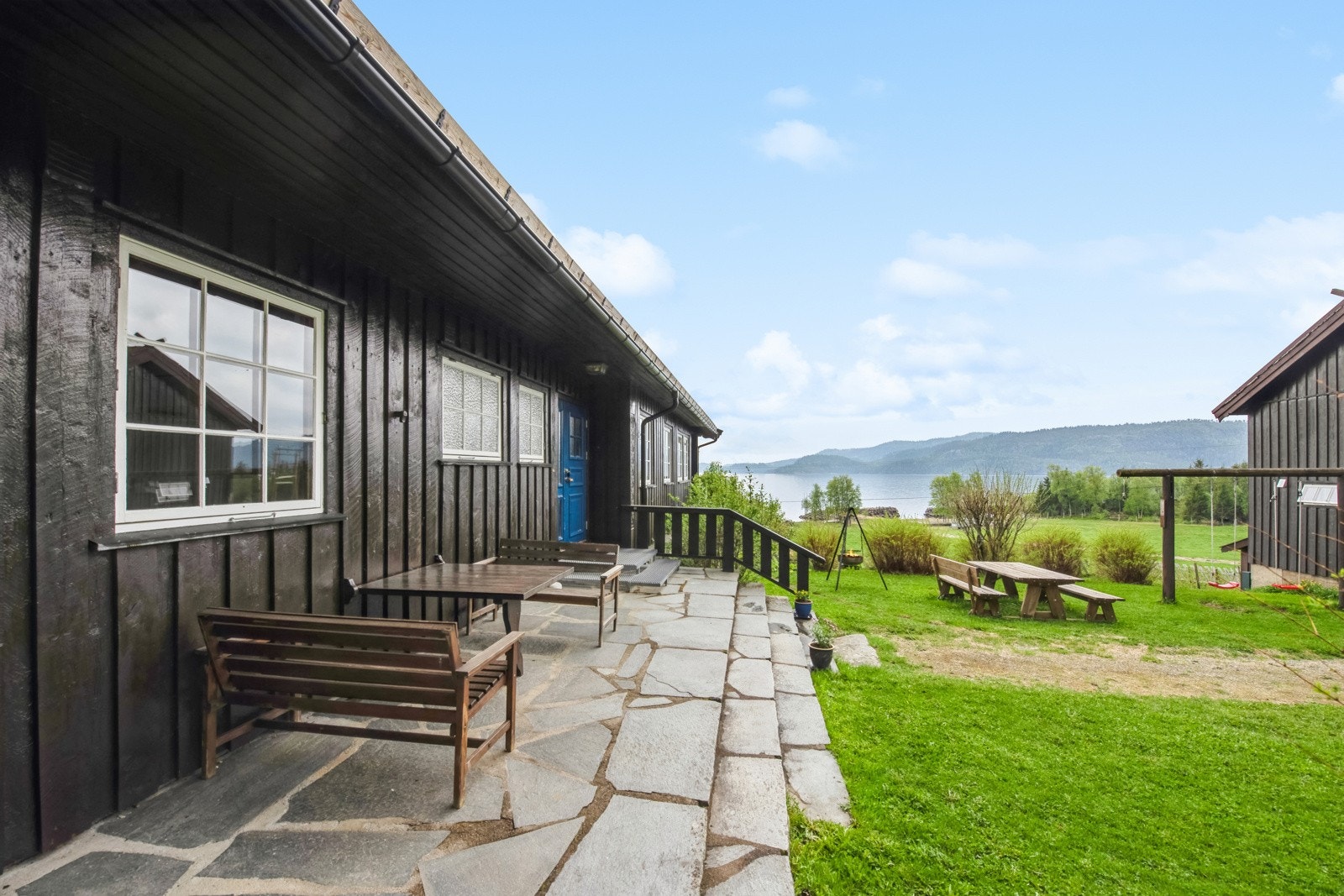 Hyggelig terrasse ved våningshuset Galleribilde