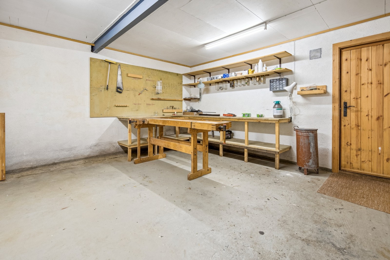 Det er flere bodrom i kjelleren. Dette rommet har også egen utgang Galleribilde