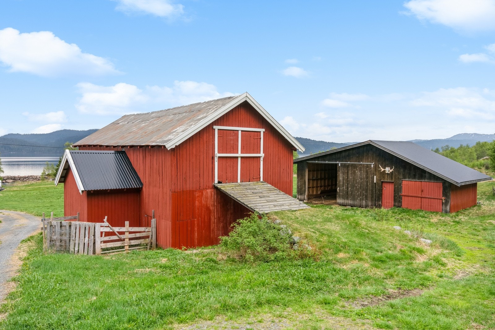 Tunet har blant annet to en driftsbygning og et redskapslager Galleribilde