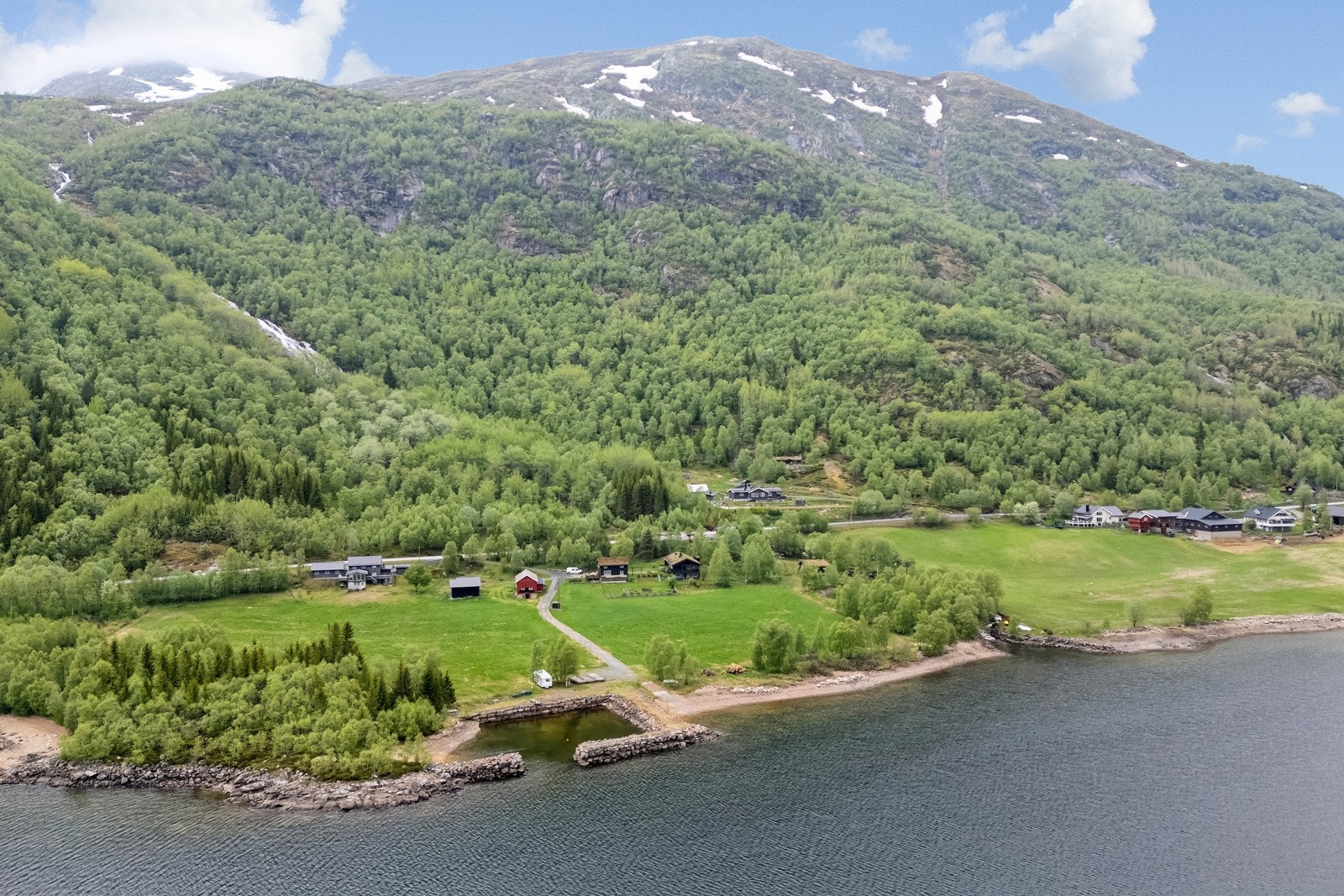 Eiendommen er på totalt ca. 162,7 dekar og har egen båthavn i Totak. Videre har den et innholdsrikt tun med flere bygninger Galleribilde