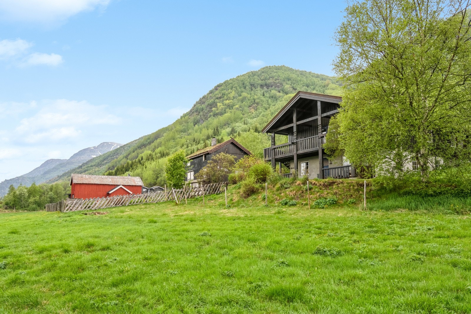 Naturskjønn beliggenhet i et fantastisk landskap. Bak eiendommen kan du ta deg videre til flotte turstier til foten av Hardangervidda Galleribilde