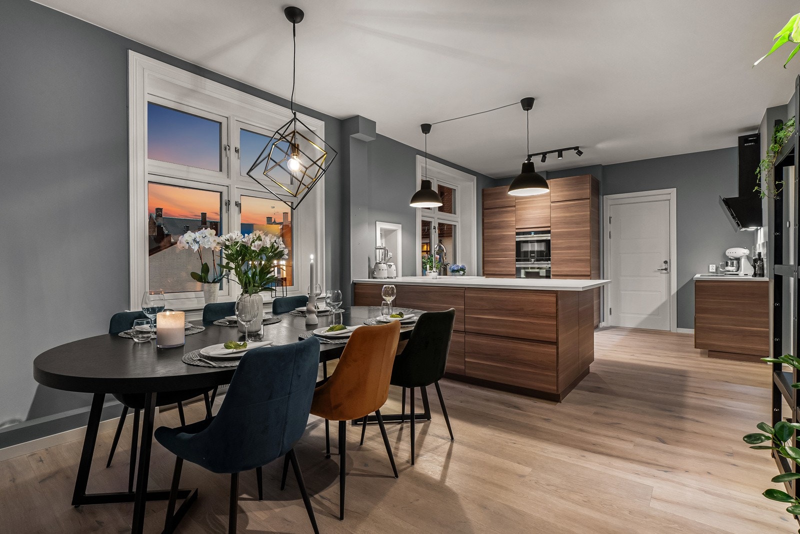 Åpent, sosialt og romslig spisekjøkken med god plass til mange gjester. Galleribilde