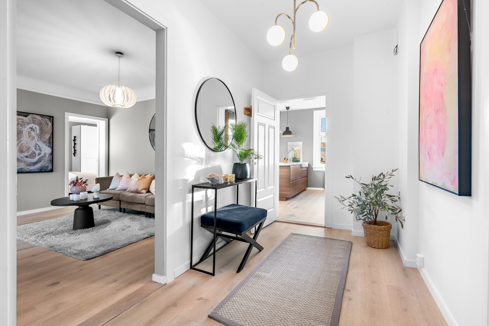 Entreen har lysmalte veggflater, glatt, listefri himling og god plass til garderobeløsning. Galleribilde