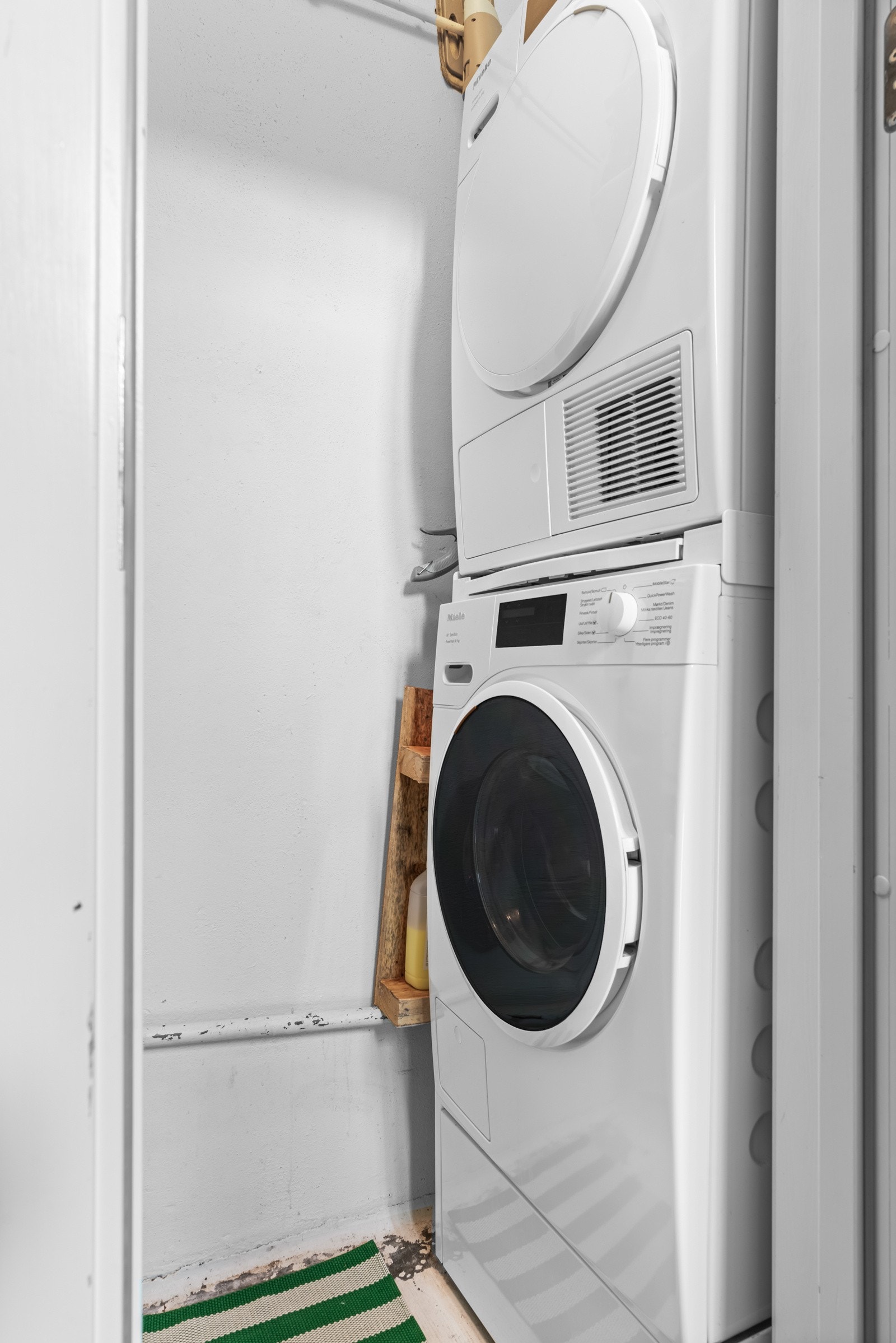 Opplegg for vaskemaskin og tørketrommel finnes i boden i oppgangen. Leiligheten disponerer halvparten av en trappebod i 5 etasje på ca. 1 kvm. Galleribilde