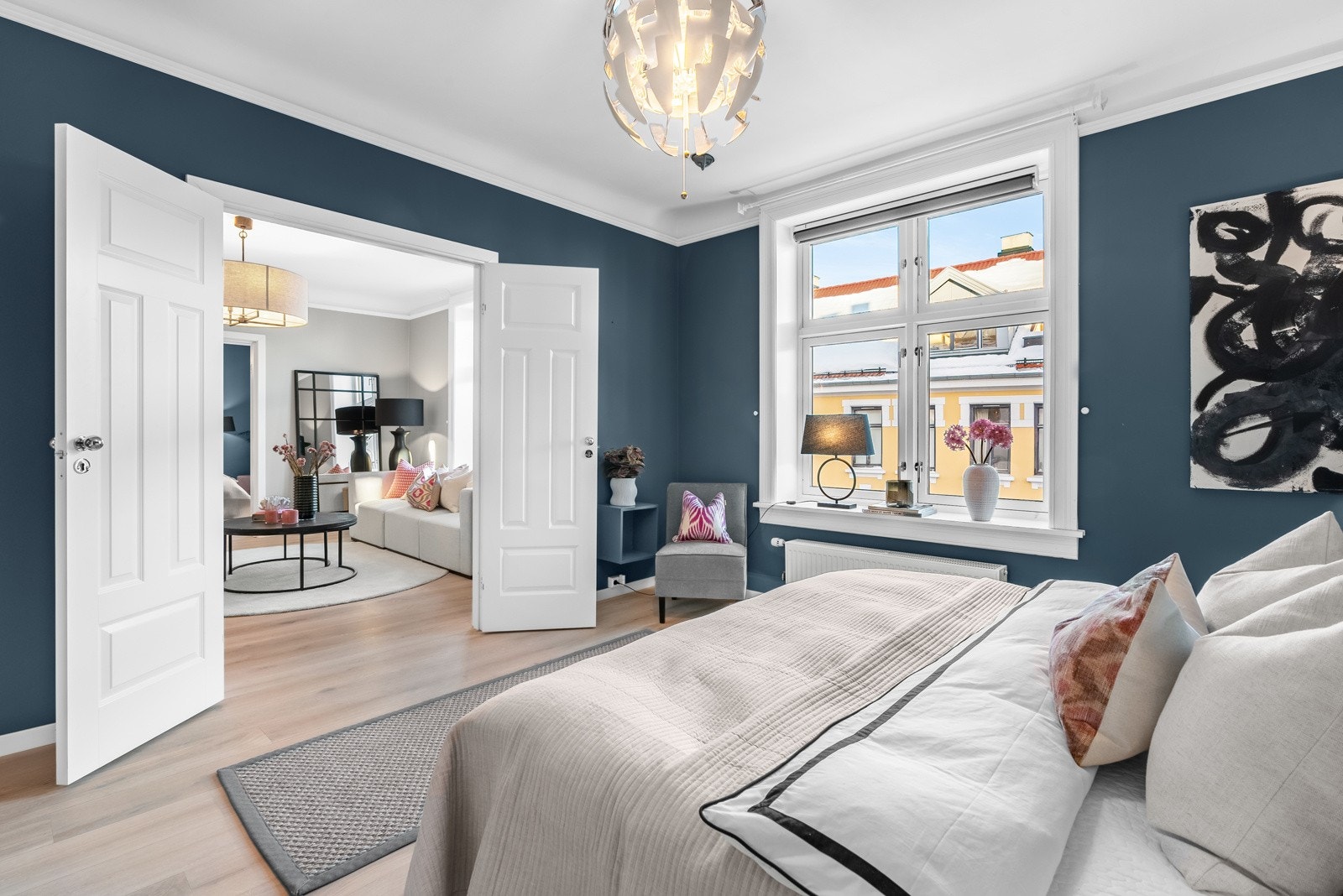 To av soverommene har tofløyet dør inn til stuen, og alle har hvite skyvedørsgarderober med klassiske rammefronter. Galleribilde