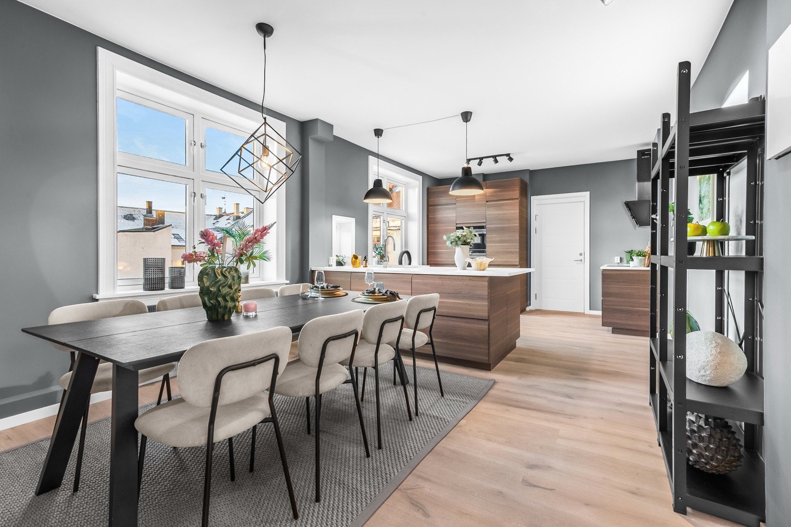 Pen 5-roms toppleilighet på 147 m² med solrik balkong og medfølgende garasjeplass med elbil-lader. Galleribilde