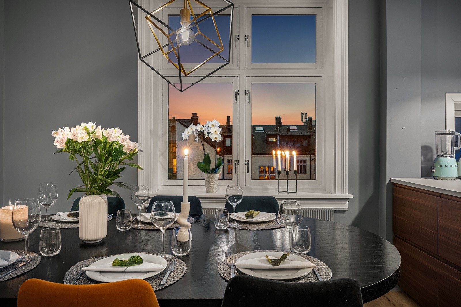 Leiligheten ble fullstendig pusset opp i 2021/22, inkludert nye gulv i enstavsparkett, helt nytt el-anlegg med smartbelysning i alle rom, nytt kjøkken og nytt bad. Galleribilde